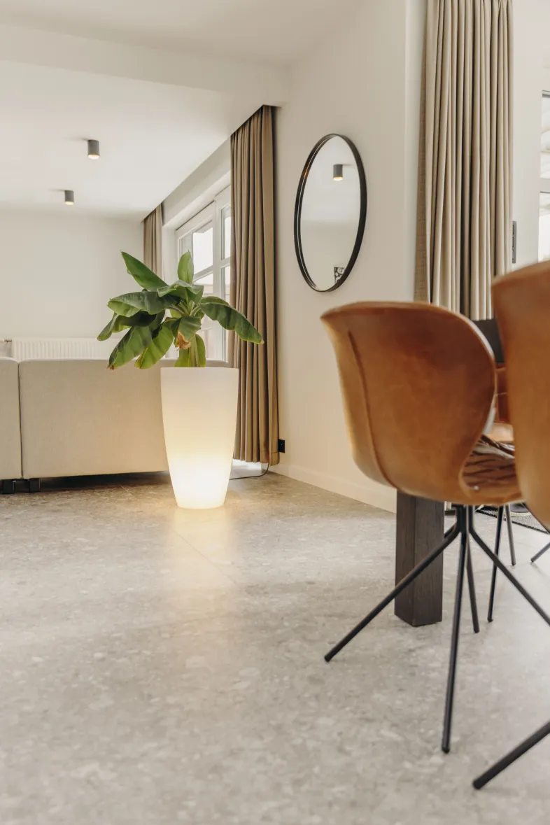 
Aanbouw woning met zwarte kozijnen